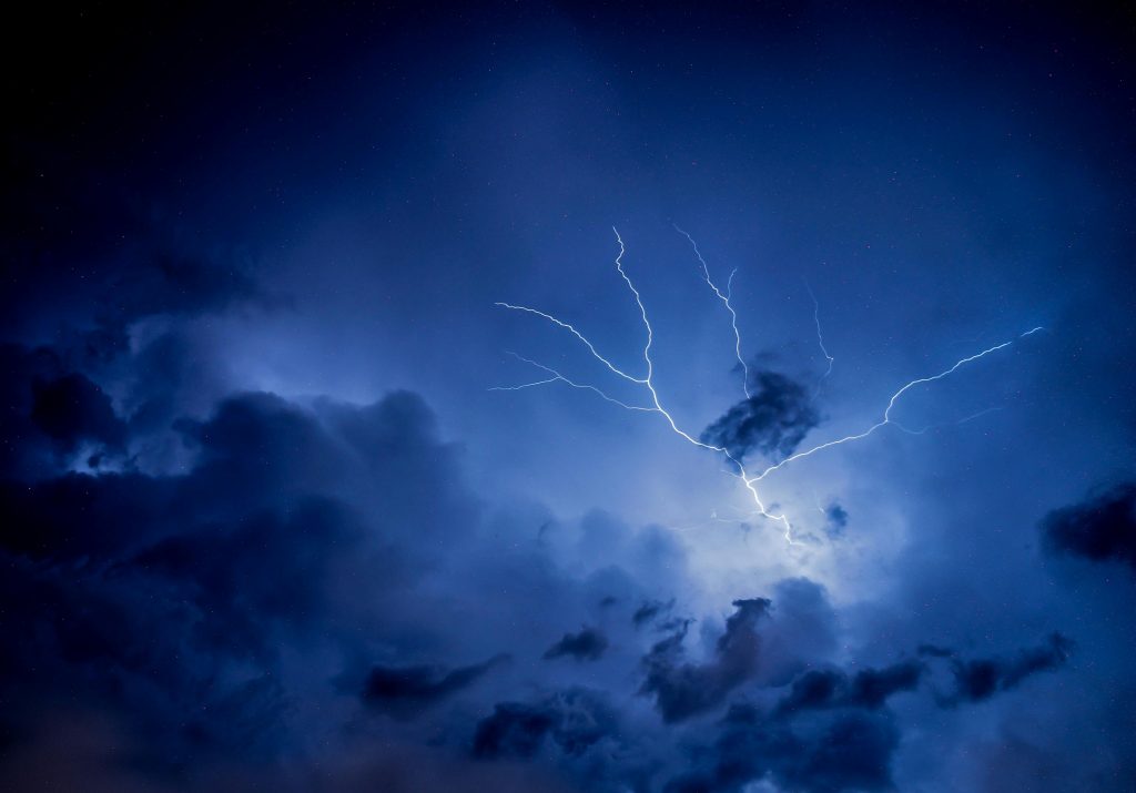 Descubre el lado oscuro de los signos del zodiaco: celos, egos, críticas, impulsividad y más. ¿Cuál es el defecto más marcado del tuyo? ¡Te sorprenderás!
