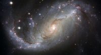 Representación astrológica de Neptuno retrógrado en Aries con fondo estelar y energía espiritual
