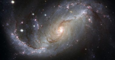 Representación astrológica de Neptuno retrógrado en Aries con fondo estelar y energía espiritual
