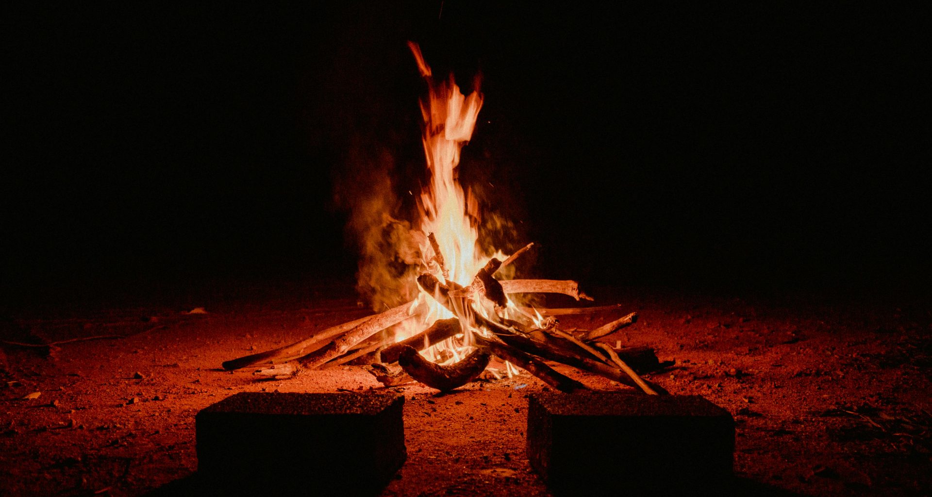 Noche de San Juan 2025, rituales de fuego, solsticio de verano, transformación espiritual, cómo manifestar deseos, rituales con velas, rituales con agua y sal.