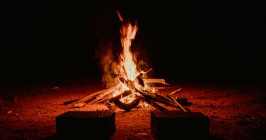 Noche de San Juan 2025, rituales de fuego, solsticio de verano, transformación espiritual, cómo manifestar deseos, rituales con velas, rituales con agua y sal.
