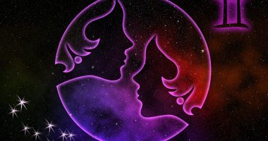 Ilustración de Venus sobre el cielo de verano con signos zodiacales brillando